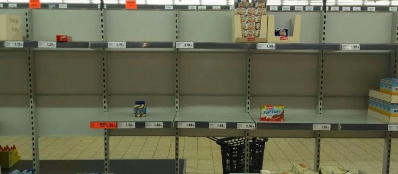 Κορωνοϊός: Αδειάζουν τα ράφια των σούπερ μάρκετ στη Θεσσαλονίκη (φώτο)